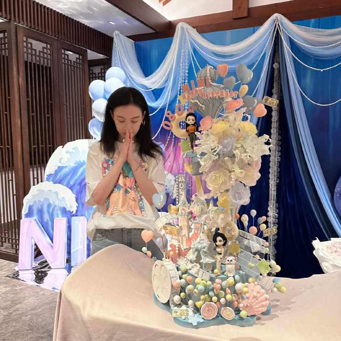 倪妮對著蛋糕誠心許願。