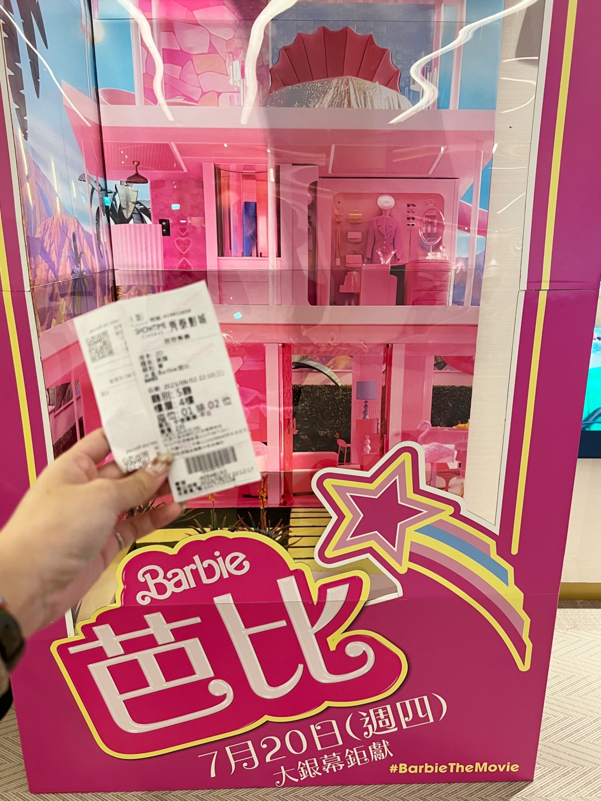 電影院內有大型芭比裝置，可以走進去拍照打卡～