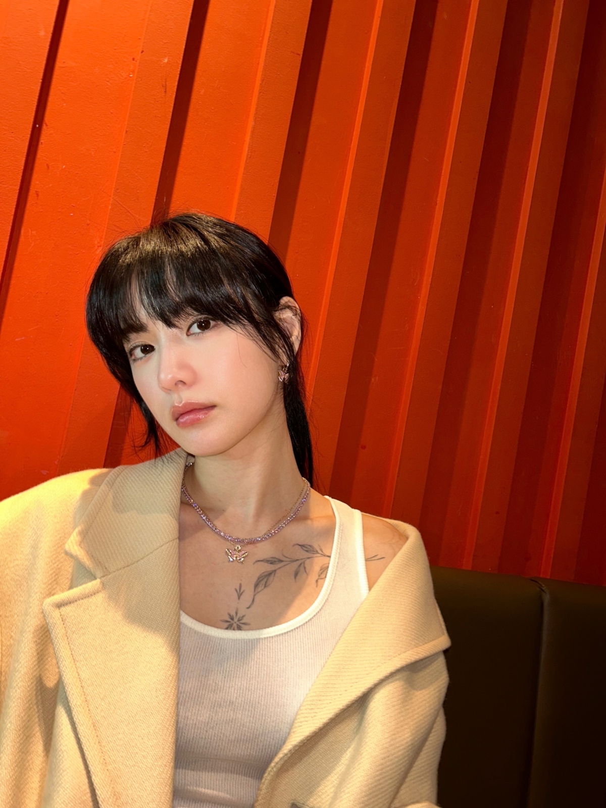 林珍娜 NANA 率性機場穿搭,白背心配戴 Swarovski 飾品閃耀來台