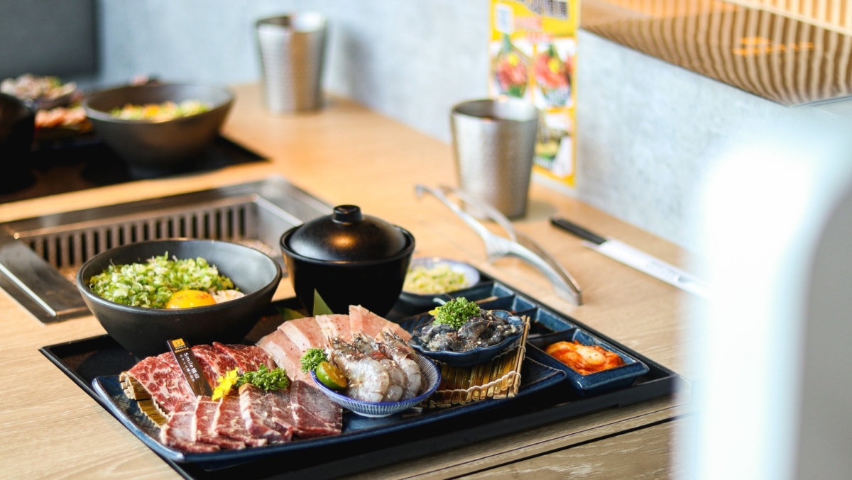 「焼肉スマイル(燒肉 Smile)」擁有多達25種的海陸系列套餐可供選擇。