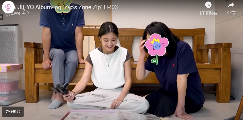 志效和爸爸媽媽一起拿出相簿回顧兒時。