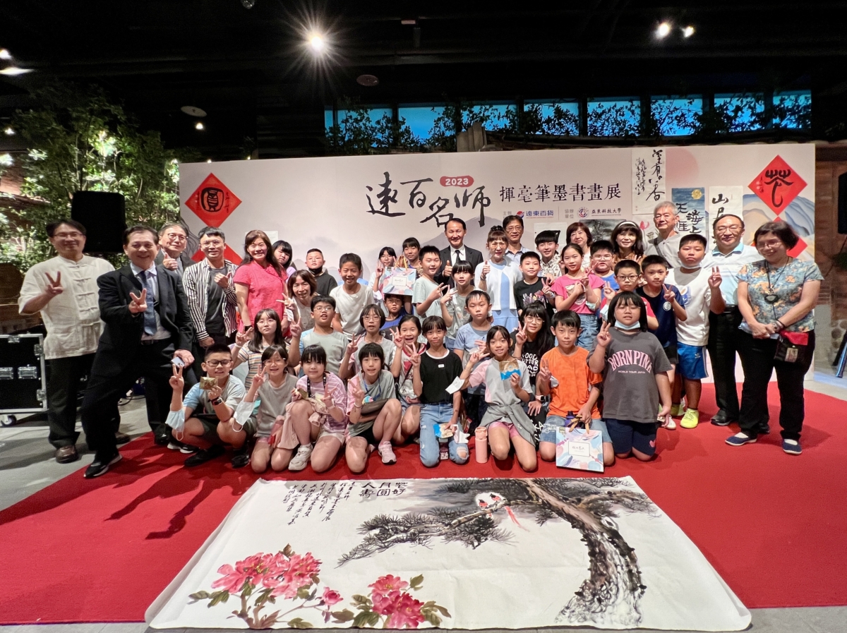 由六位名師以松樹、綬帶鳥、牡丹等象徵富貴、長壽寓意的景物共同創作創意書畫