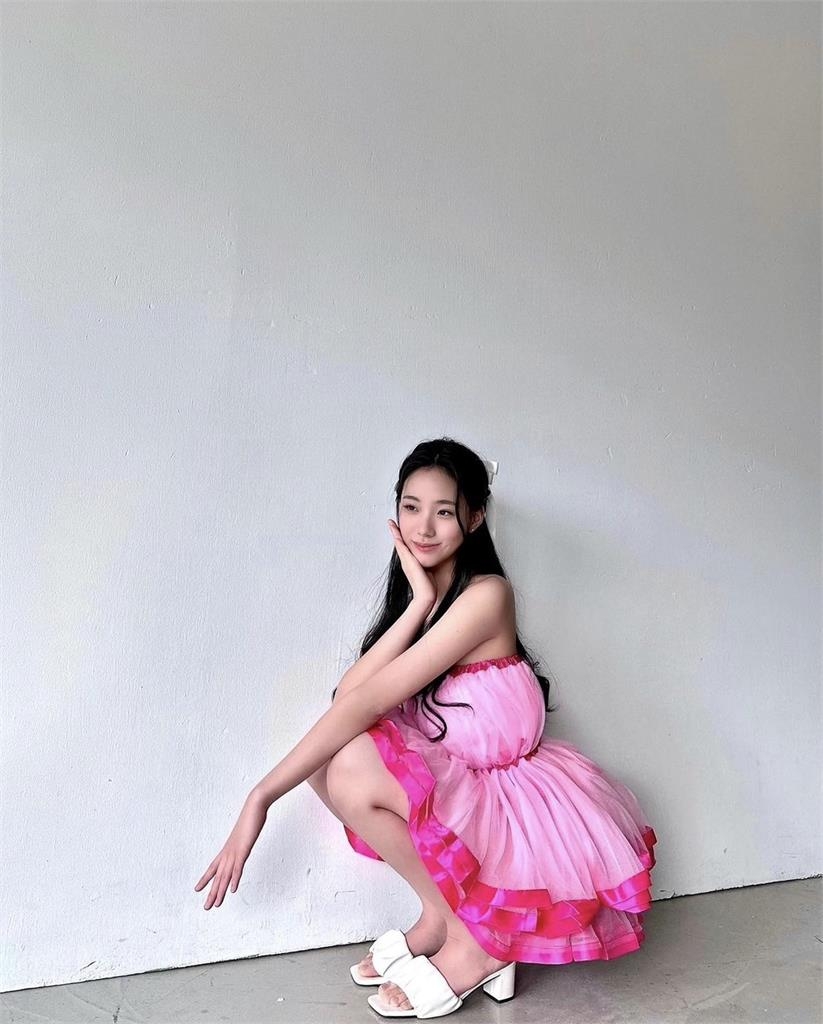 Lily穿上粉紅色蓬裙宛如小公主。