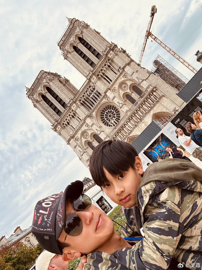 吳尊和兒子Max簡直是一個模子刻出來的。