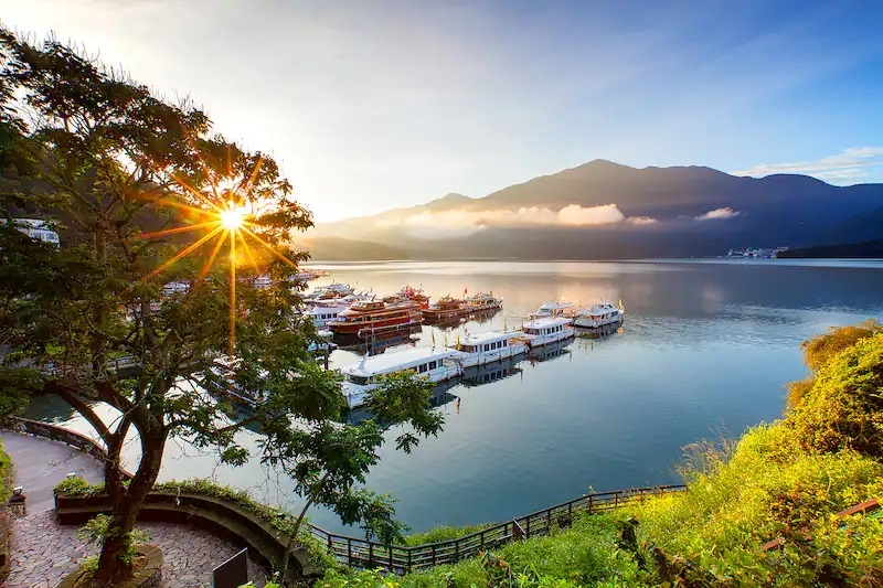 南投坐擁優美綠地、幽靜山林和靜謐日月潭，吸引許多觀光客前往朝聖。