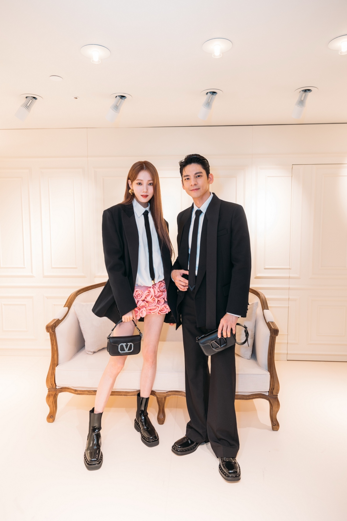 韓國女星李聖經、台灣男星林柏宏一同出席香港VALENTINO BLACK TIE黑領帶系列上市派對,大展時尚率性風采。