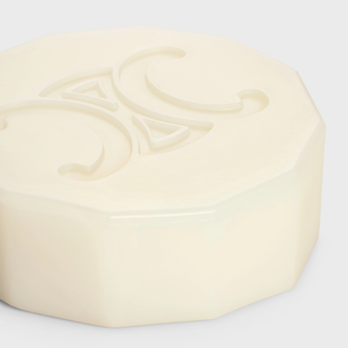 「TRIOMPHE」標誌刻在皂體正面