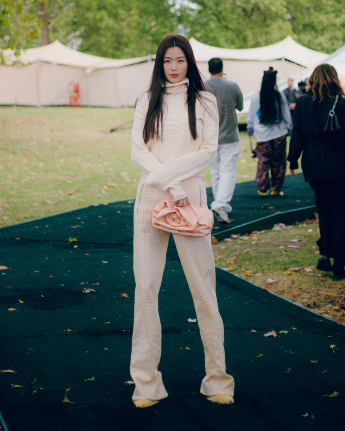 全智賢全白BURBERRY看秀穿搭
