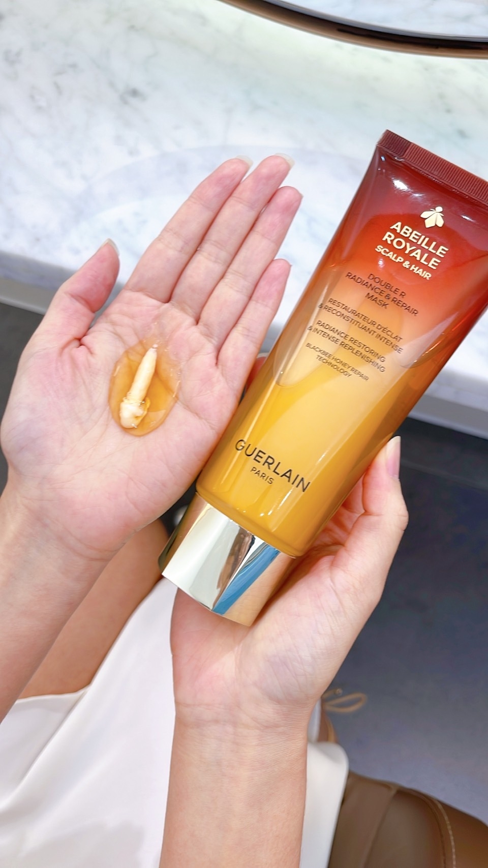 皇家蜂王乳雙導修護髮膜採用特殊技術2讓2種不同質地：蜂蜜與護髮精油，完美共存於同一個空間中