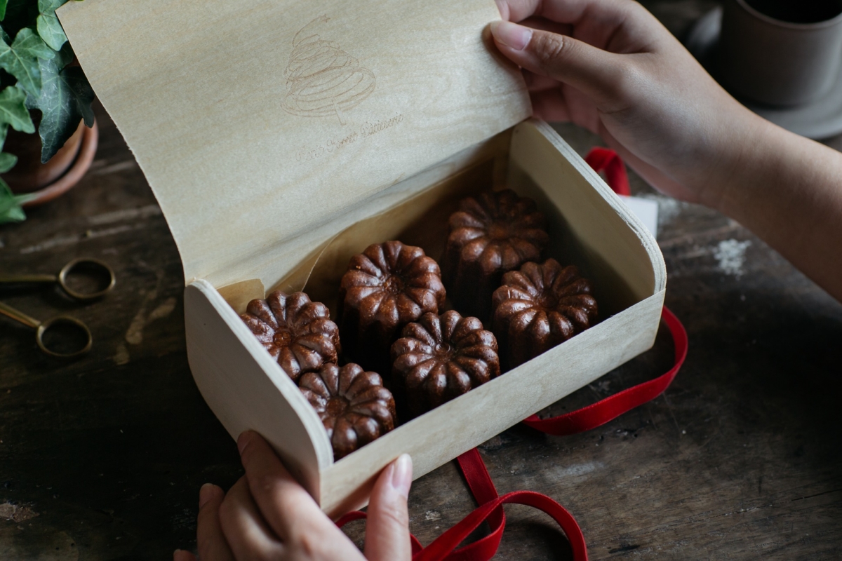 小樹森林甜點工作室「質感木質 六入可麗露禮盒」是高顏值送禮首選。