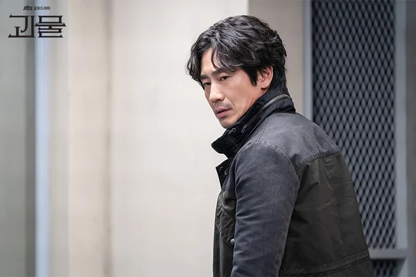 「演技之神」申河均飾演的是惡人「韓東秀」，韓東秀是一位生計型律師