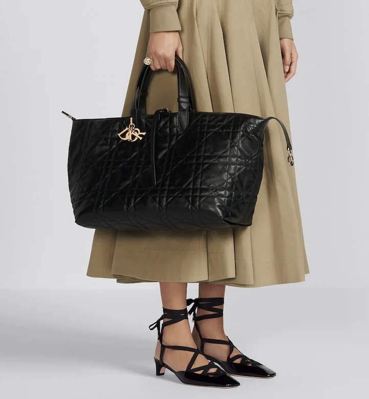 DIOR TOUJOURS 黑色大型藤格紋小牛皮手袋,參考定價NT$ 145,000。