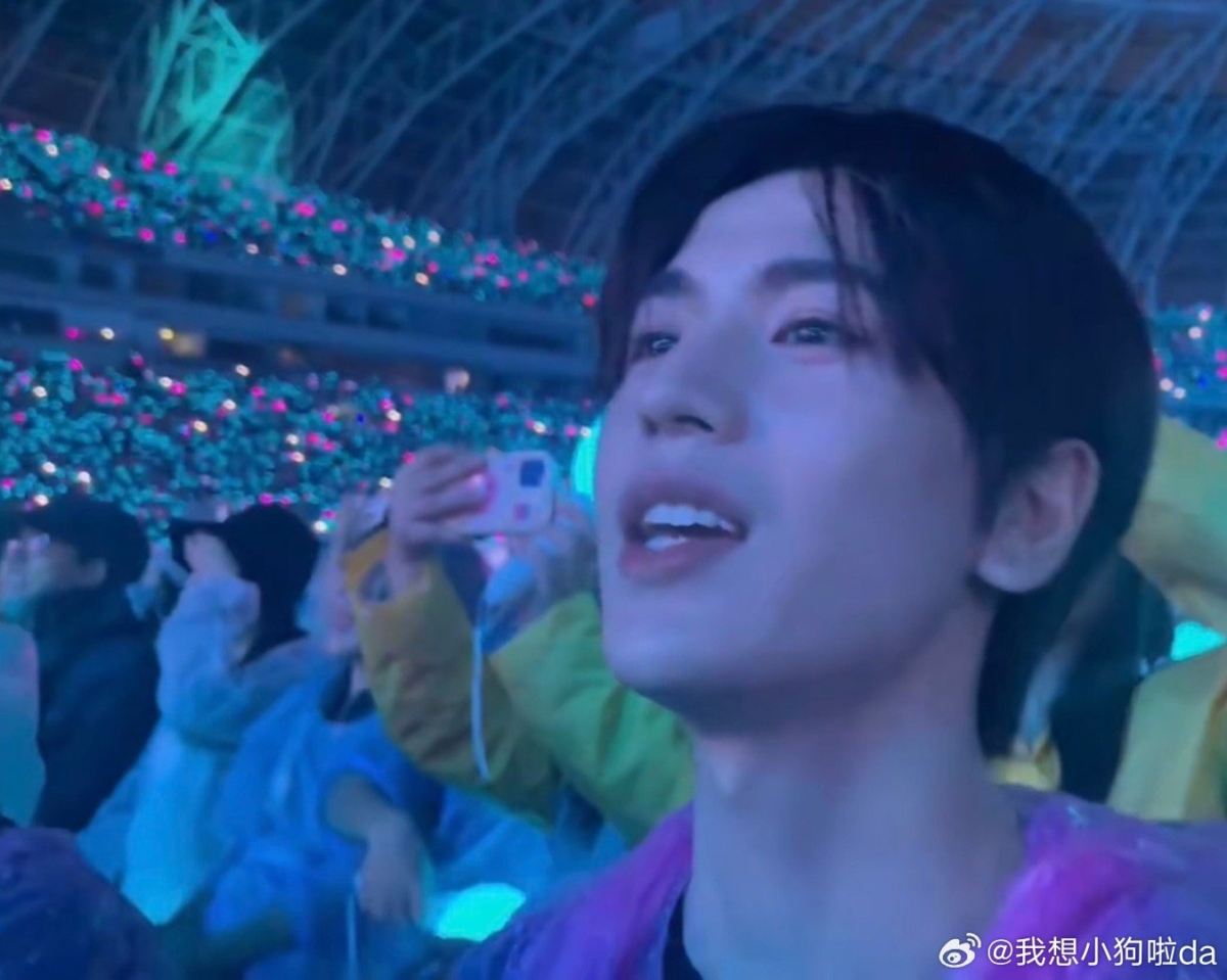 張凌赫眼神專注地盯著台上的周杰倫演出。