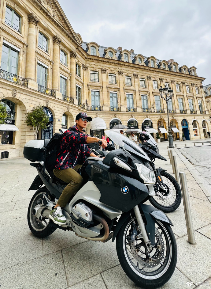 吳尊騎重機耍帥。