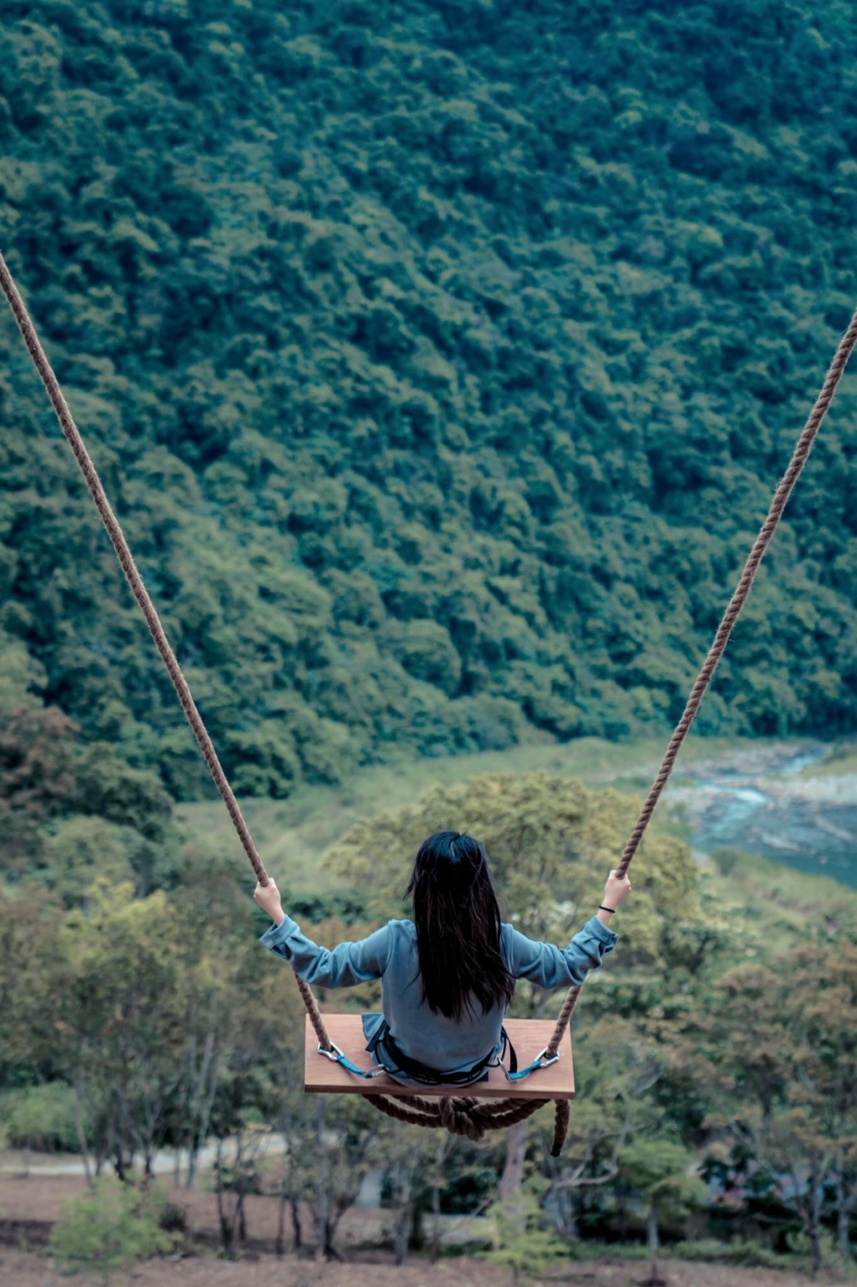 那山那谷露營區被山林包圍又有溪谷