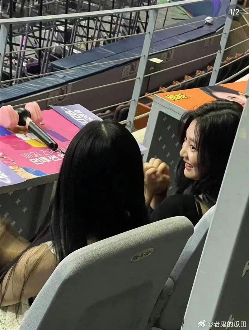 aespa團員們在BLACKPINK演唱會現場的模樣，被網友偷偷拍下。