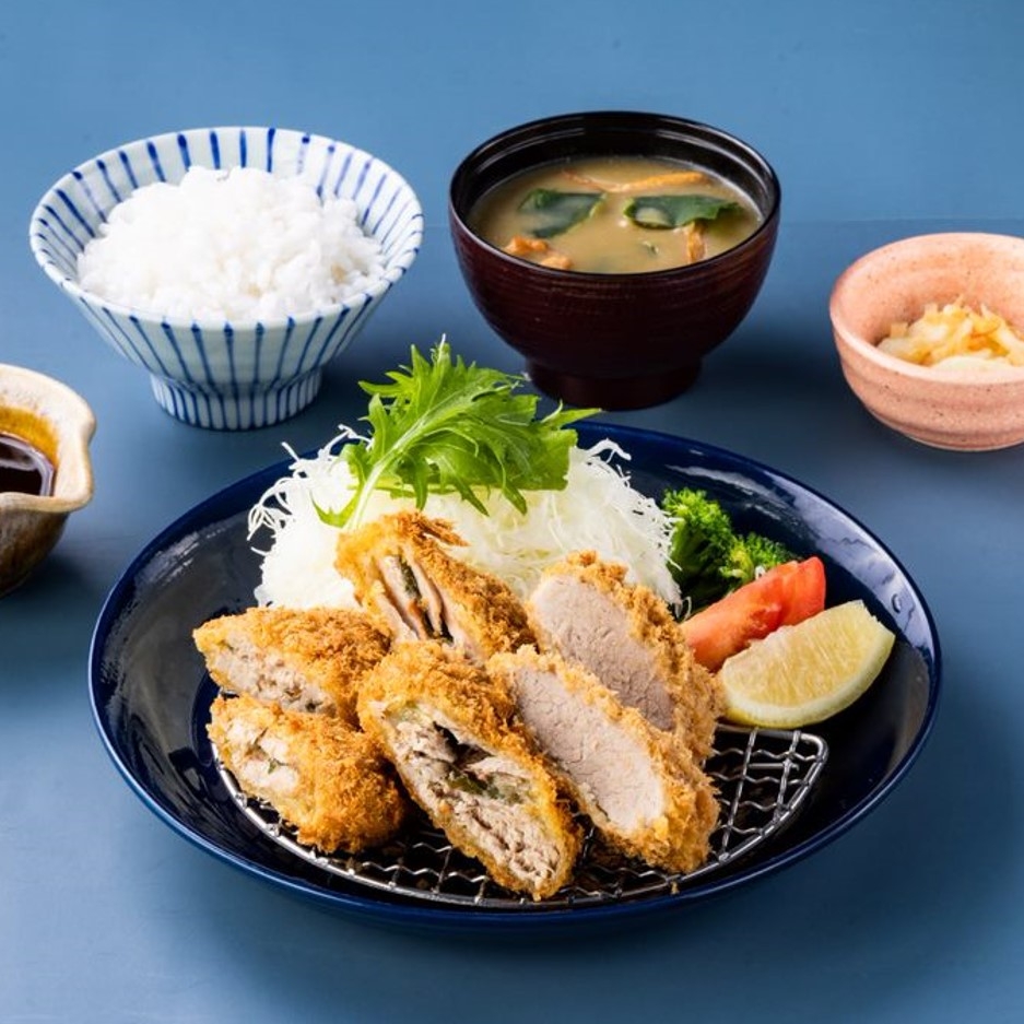 「大戶屋」今夏推出期間限定的梅子紫蘇鮪魚腰內肉雙拼定食，被譽為傳說中的夢幻美食。