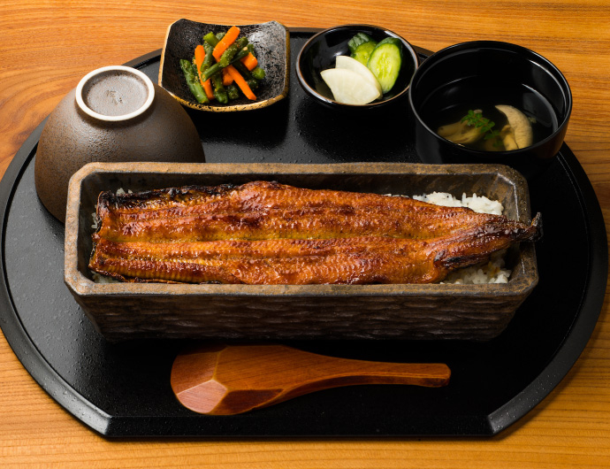 「うなぎ四代目菊川」鰻魚飯現點現烤，堅持新鮮製作。