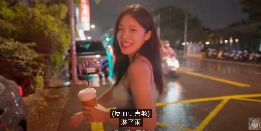 李多慧在雨中漫步模樣依舊甜美動人