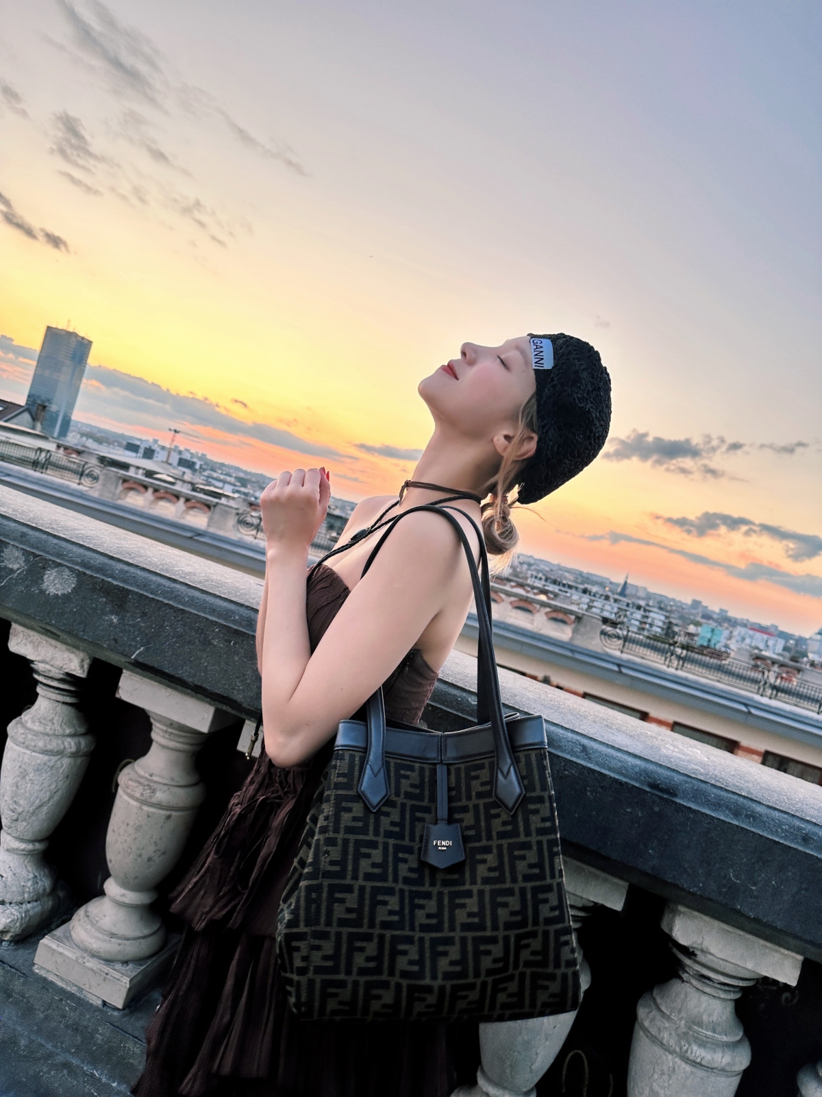 FENDI 品牌摯友 宋雨琦 漫步巴黎街頭 以俏麗造型搭配FENDI Origami包款