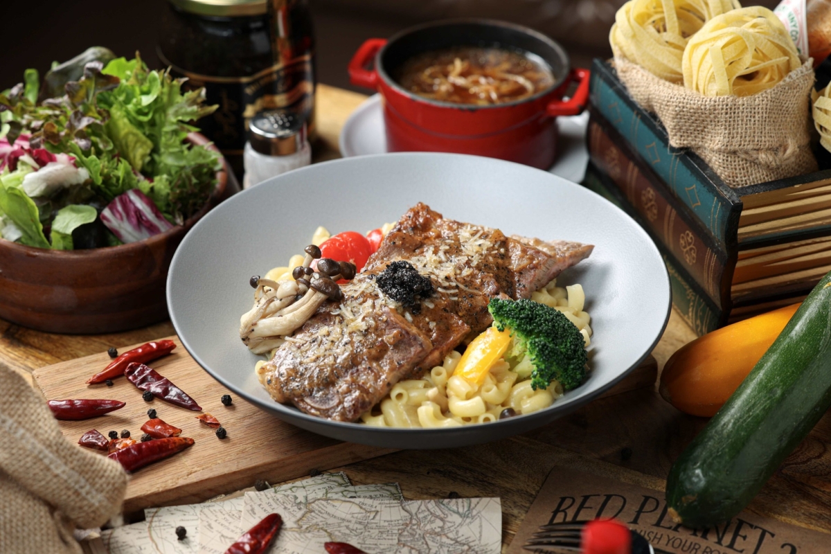 「義饗食堂」特選美國進口的Prime牛小排搭配高級黑松露，蔬菜沙拉、主廚例湯，全面開放限時買一送一，假日第二客半價。