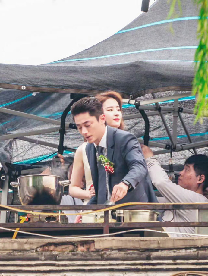 《玫瑰故事》在屋頂天台上拍戲被捕獲。