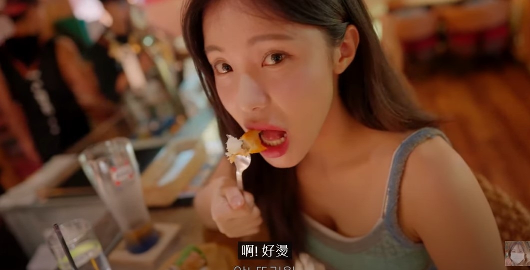 李多慧大喇喇品嚐美食超可愛。