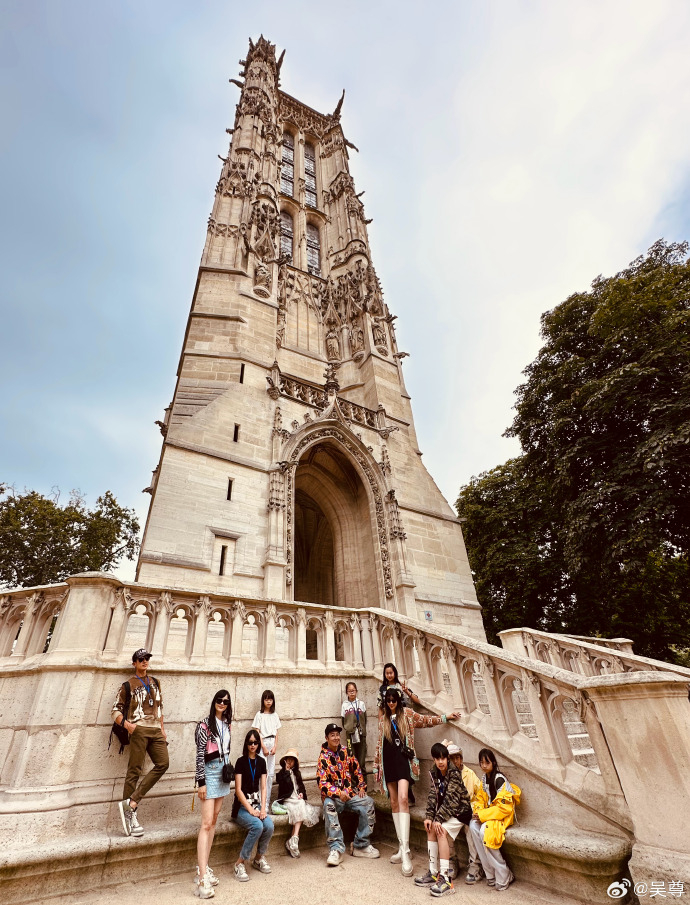 吳尊與陳浩民一家出國遊玩。