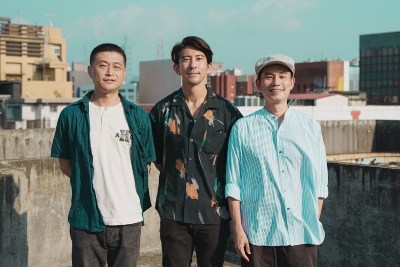 《華燈初上》、《此時此刻》編導杜政哲和連奕琦與製作人修杰楷合影。