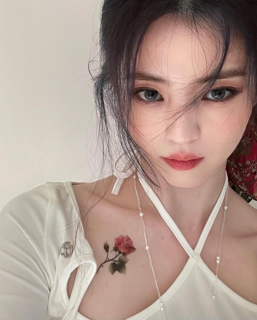 韓韶禧擁有精緻零死角的美顏。