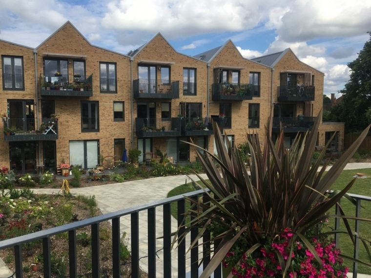 New Ground 的居民年齡從 58 歲到 94 歲不等，是英國第一個專門為老年女性提供的共住社區。