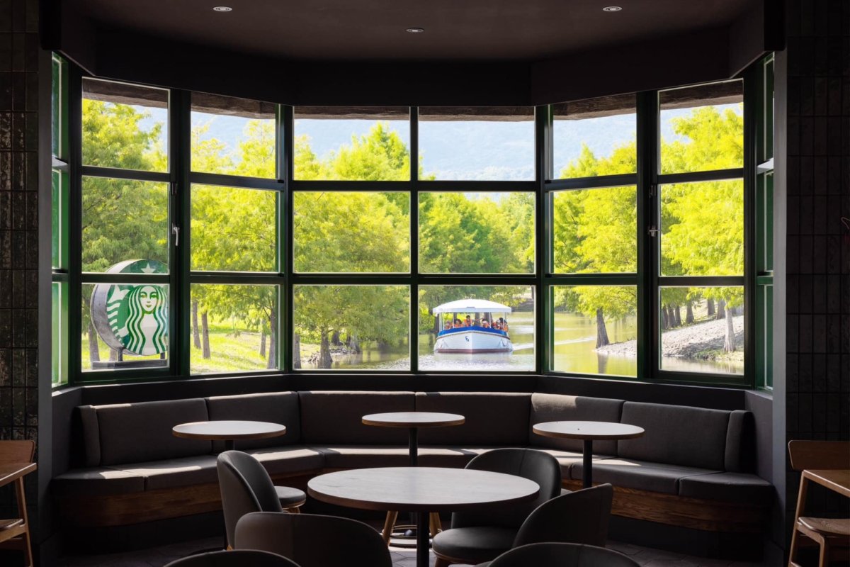 「星巴克花蓮理想門市」室內可賞遍絕美風景。