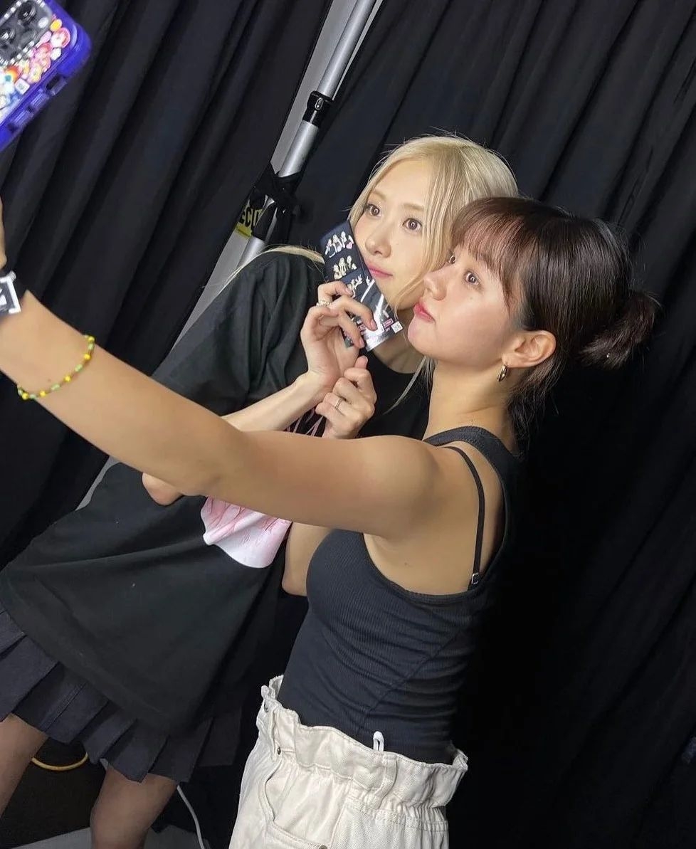 惠利、Rosé在後台合體啦！