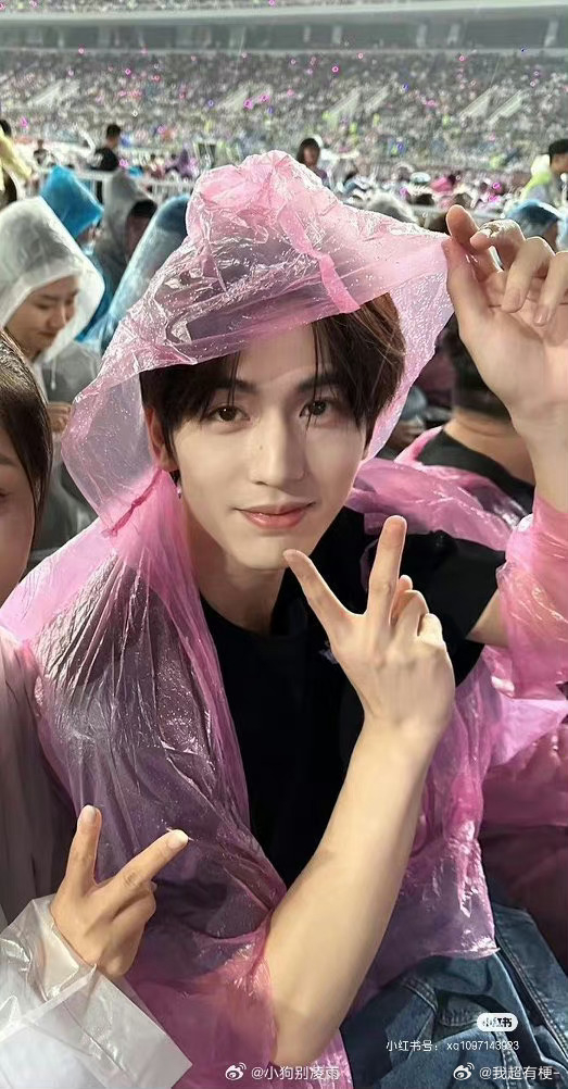 網友在周杰倫演唱會上巧遇張凌赫要合照，他也來者不拒。