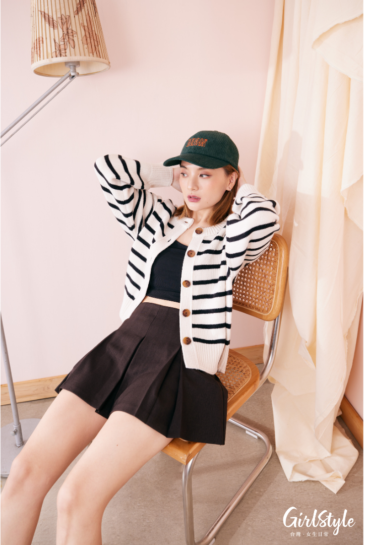 女裝bra-feel2WAY短版細肩帶背心 NT$390/女裝圓領開襟外套 NT$790/低腰百褶裙 NT$690/帆布運動鞋 NT$790/抗UV燈心絨logo帽 NT$390/女裝羅紋襪子3雙裝 NT$190 