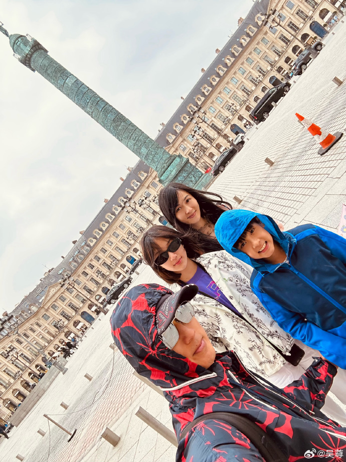 吳尊一家四口在歐洲開心合照。