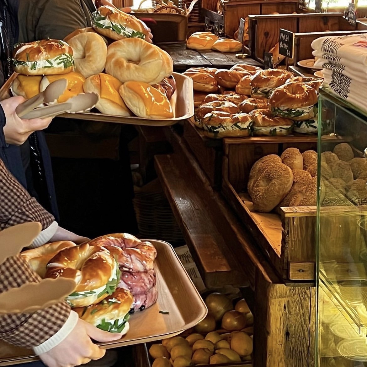 London Bagel Museum每個顧客的盤子都是小山