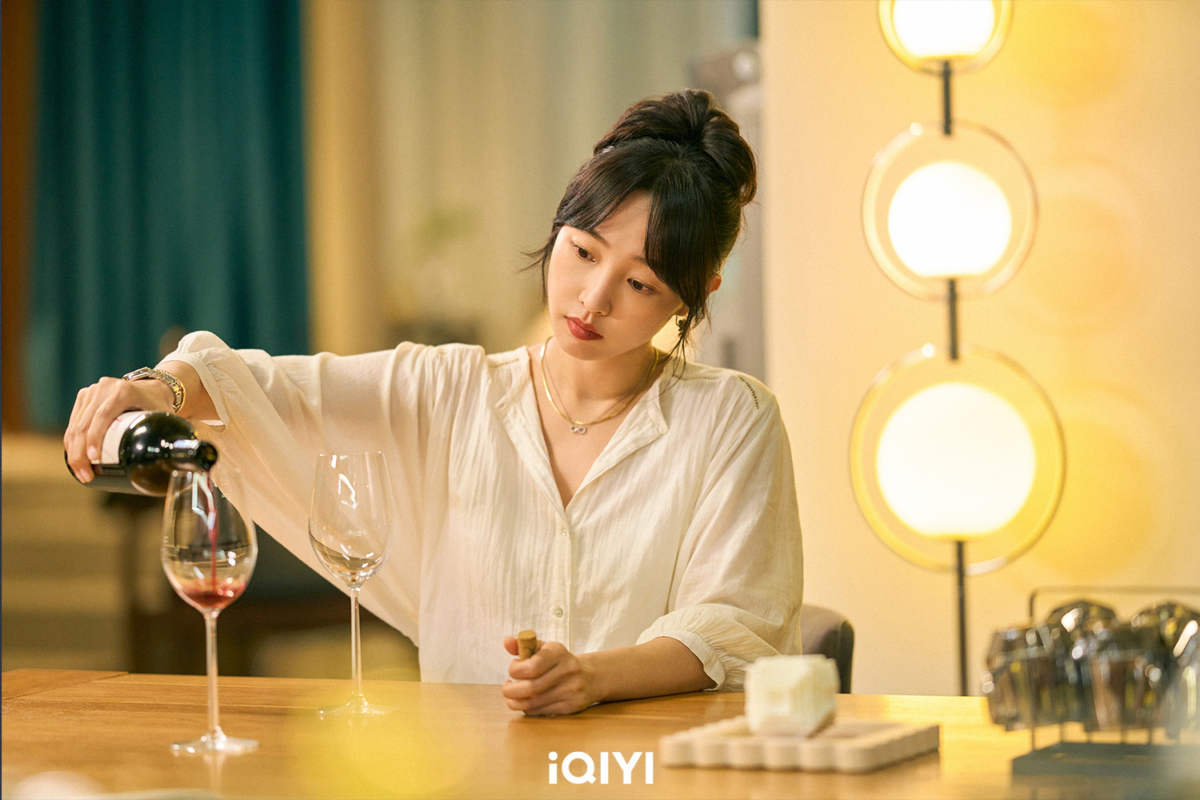 白百合飾演的「簡冰」經歷過一段不愉快的婚姻。