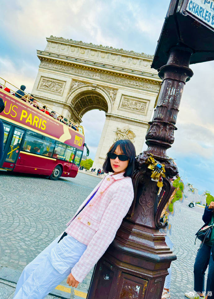 吳尊大女兒NeiNei頗有明星架式。