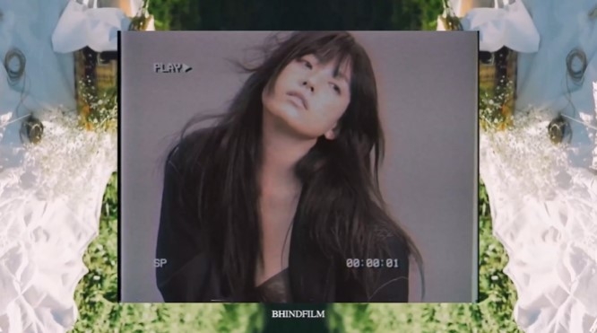 韓孝周在時尚寫真當中給人性感慵懶的形象。