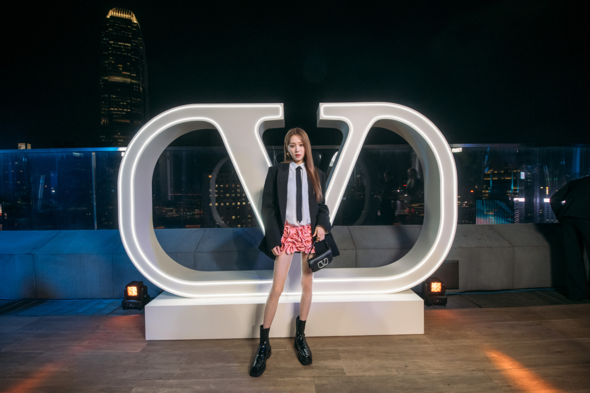 韓國女星李聖經身穿Black Tie系列立體剪裁黑色西裝外套及白色襯衫,繫上帥氣黑領帶,並搭配義式浪漫典雅玫瑰花裙,完美詮釋高階時尚風采