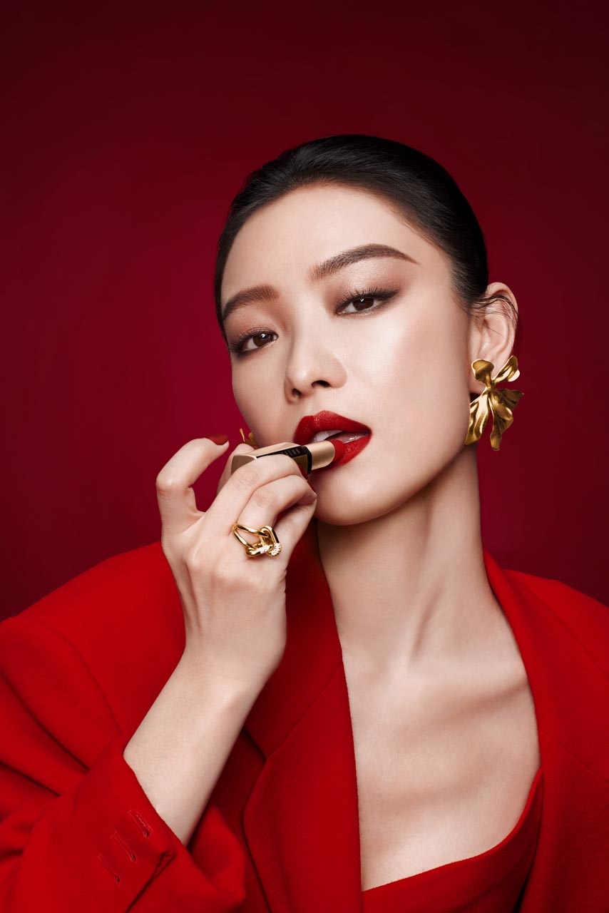倪妮示範Bobbi Brown 柔霧慕斯唇膏 878 #Red Carpet