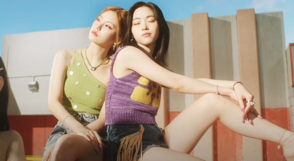 女星黃禮志身著SANDRO 2023春夏系列 (圖片來源：YouTube @JYPEntertainment)