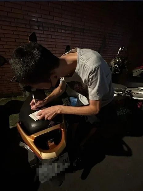 瘖啞父在機車上寫下感謝信給江蕙