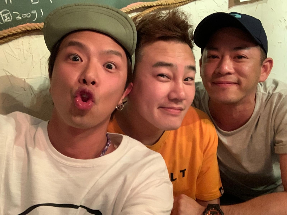 Junior、小鬼和綠茶以前共組男團丸子三兄弟,滾石唱片是老東家。