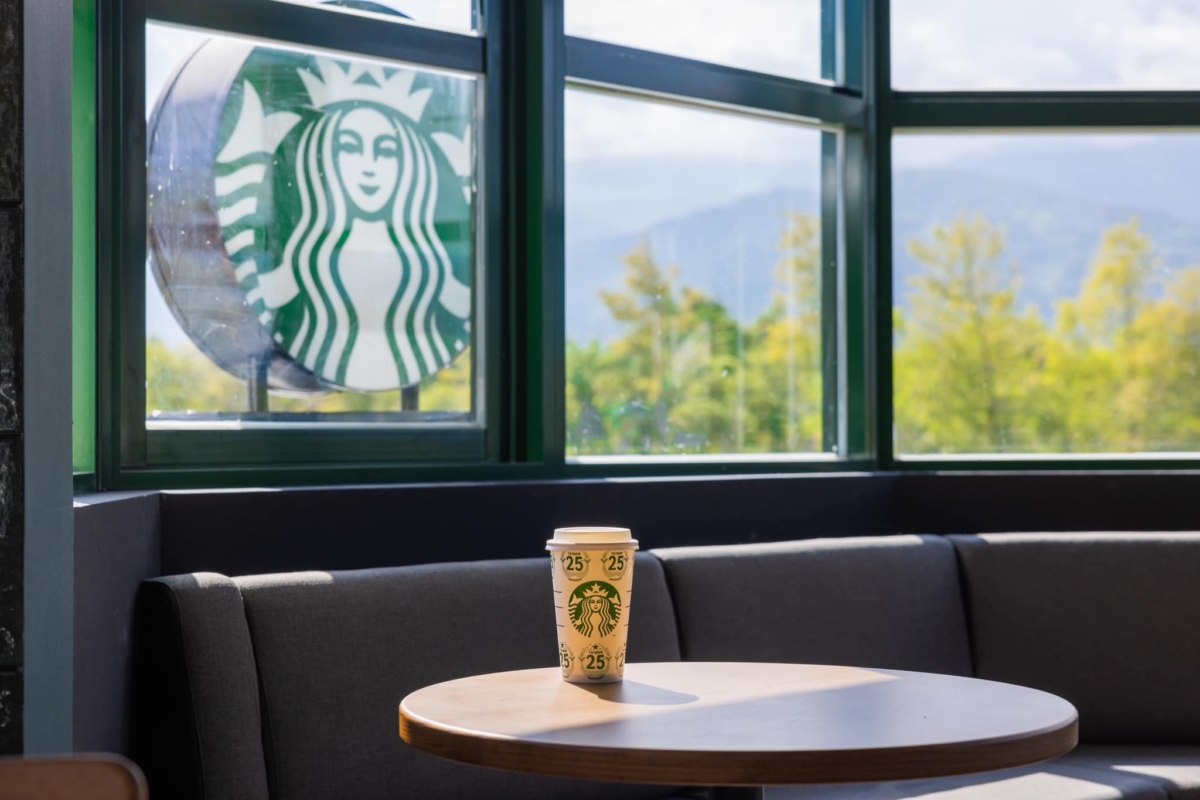 在「童話版星巴克」感受時光緩慢流動的美好。