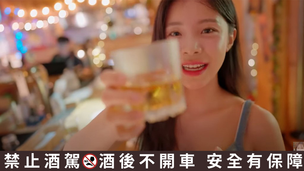 李多慧拿起威士忌向粉絲們乾杯。