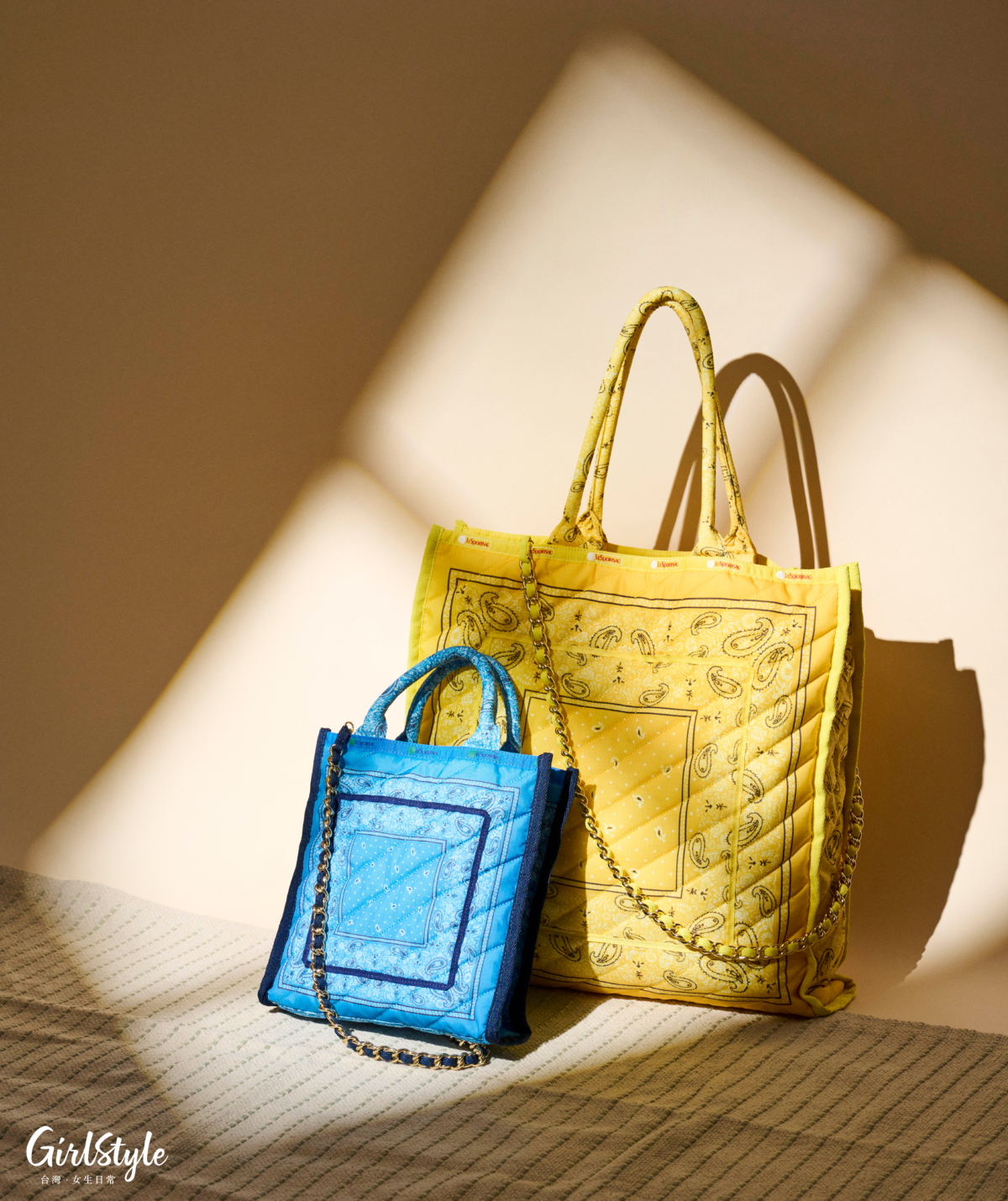 LeSportsac 異域檸黃大型鏈帶壓紋托特包、異域天藍小型鏈帶壓紋托特包