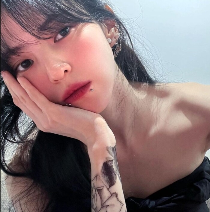 韓韶禧在IG曝光花臂、唇釘的自拍照。