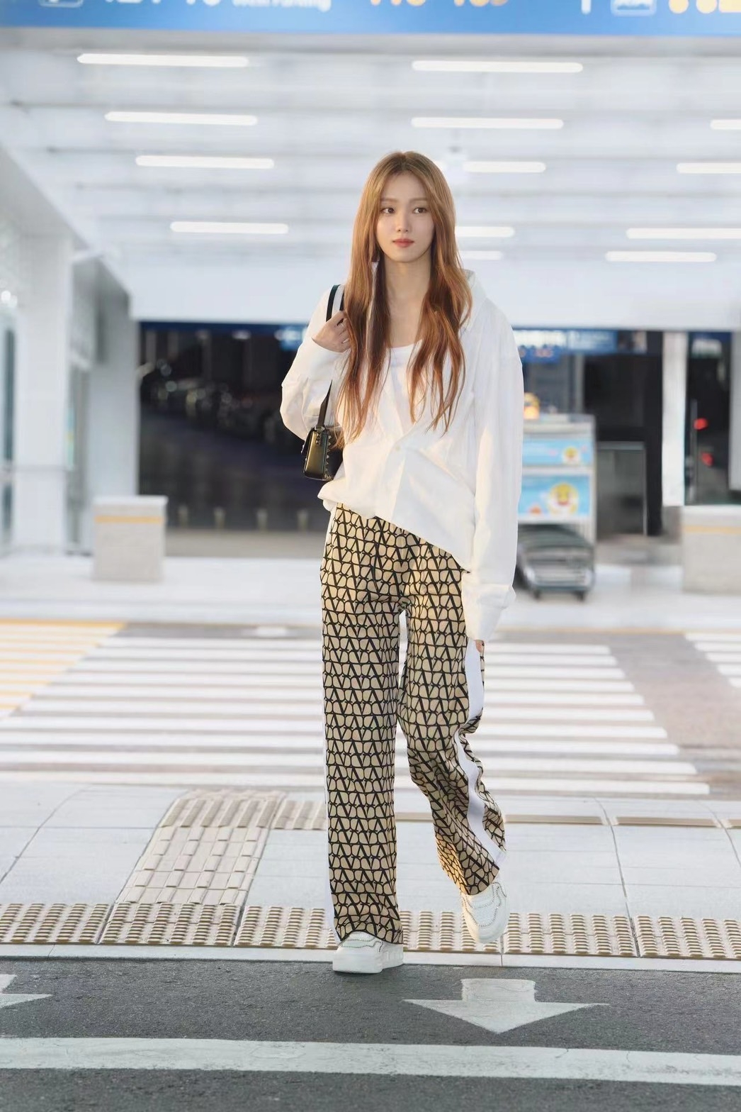 韓國女星李聖經迎接VALENTINO香港Black Tie黑領帶系列上市派對